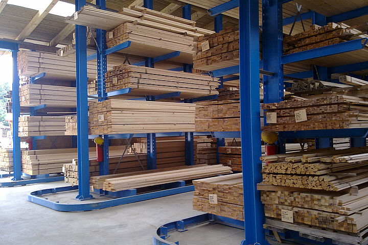 cantilever racking with guiding rail for forklift truck
