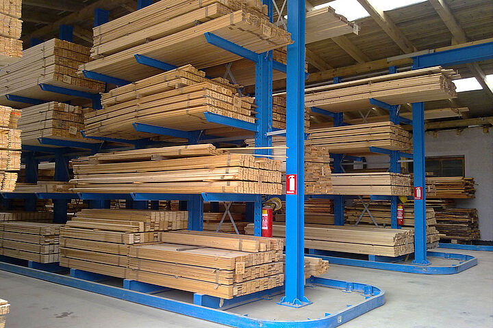 cantilever racking with guiding rail for forklift truck