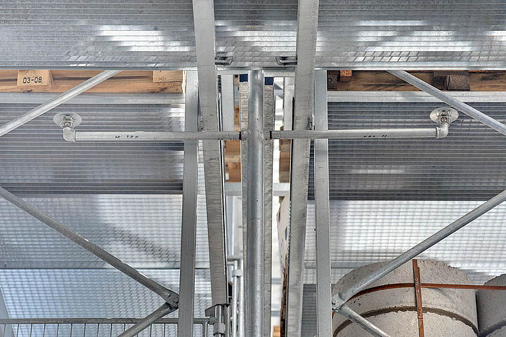pallet racking with gratings and sprinkler system