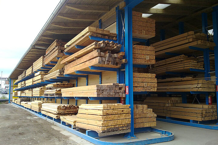 cantilever racking with guiding rail for forklift truck