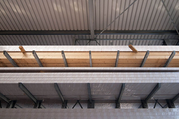 cantilever racking with gratings