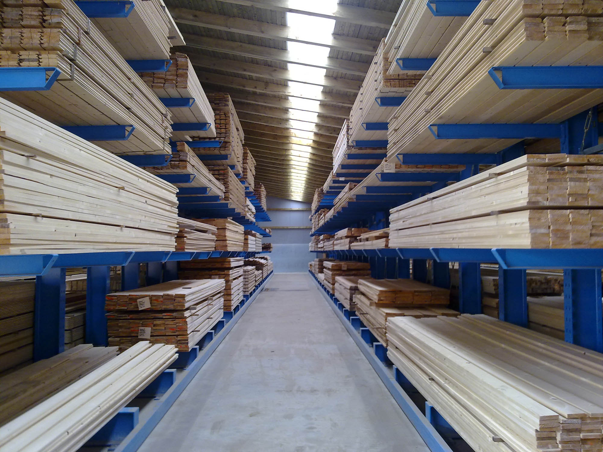 cantilever racking with guiding rail for forklift truck